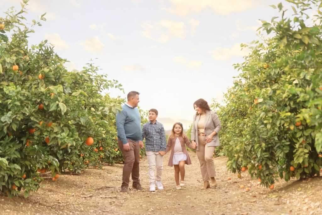 Risas en familia en una tarde dorada en el campo valenciano