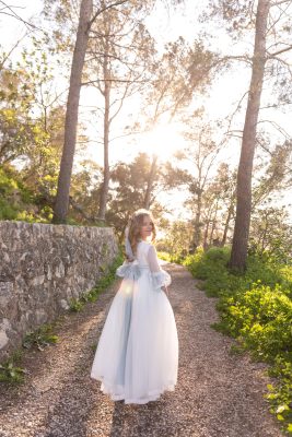 Fotos de comunión naturales en Xàtiva niña entre el castillo y el estudio