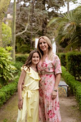 foto madre e hija en jardin